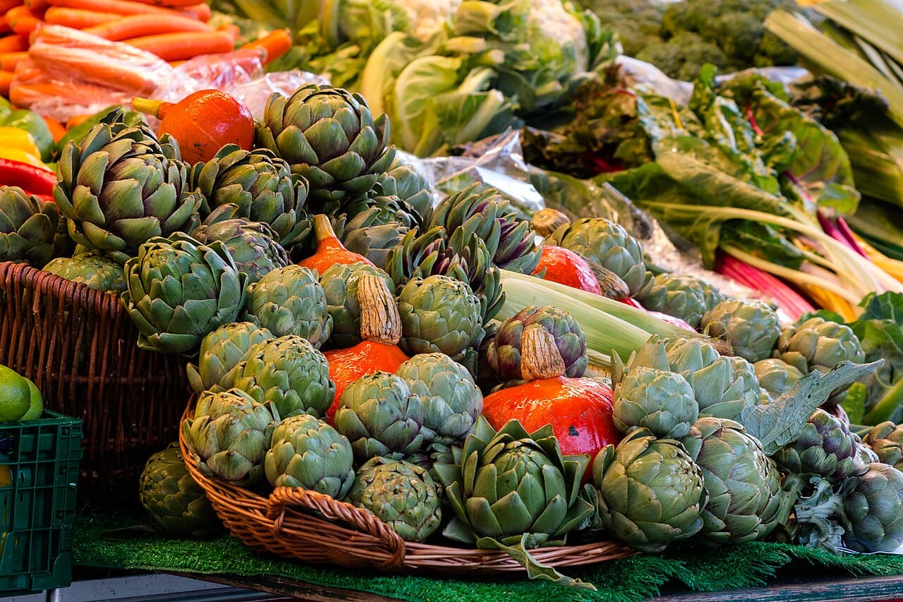 Artichauts et légumes frais sur un étal de marché