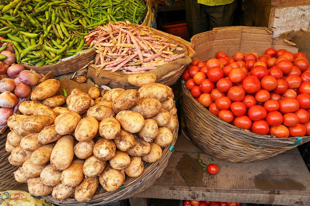 Paniers de pommes de terre et de tomates sur un étal