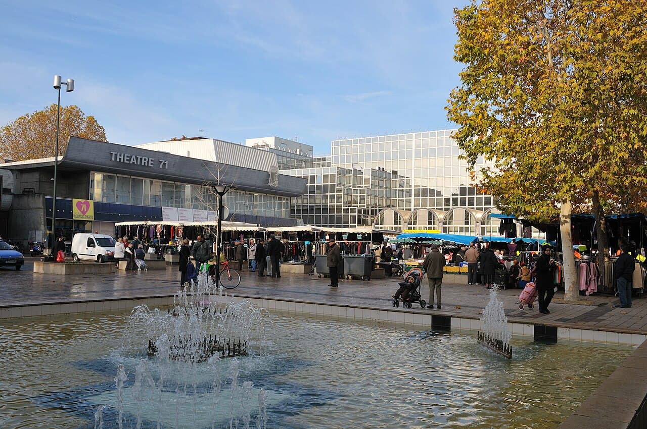 Marché de Malakoff sur la place du 11 Novembre, avec sa fontaine